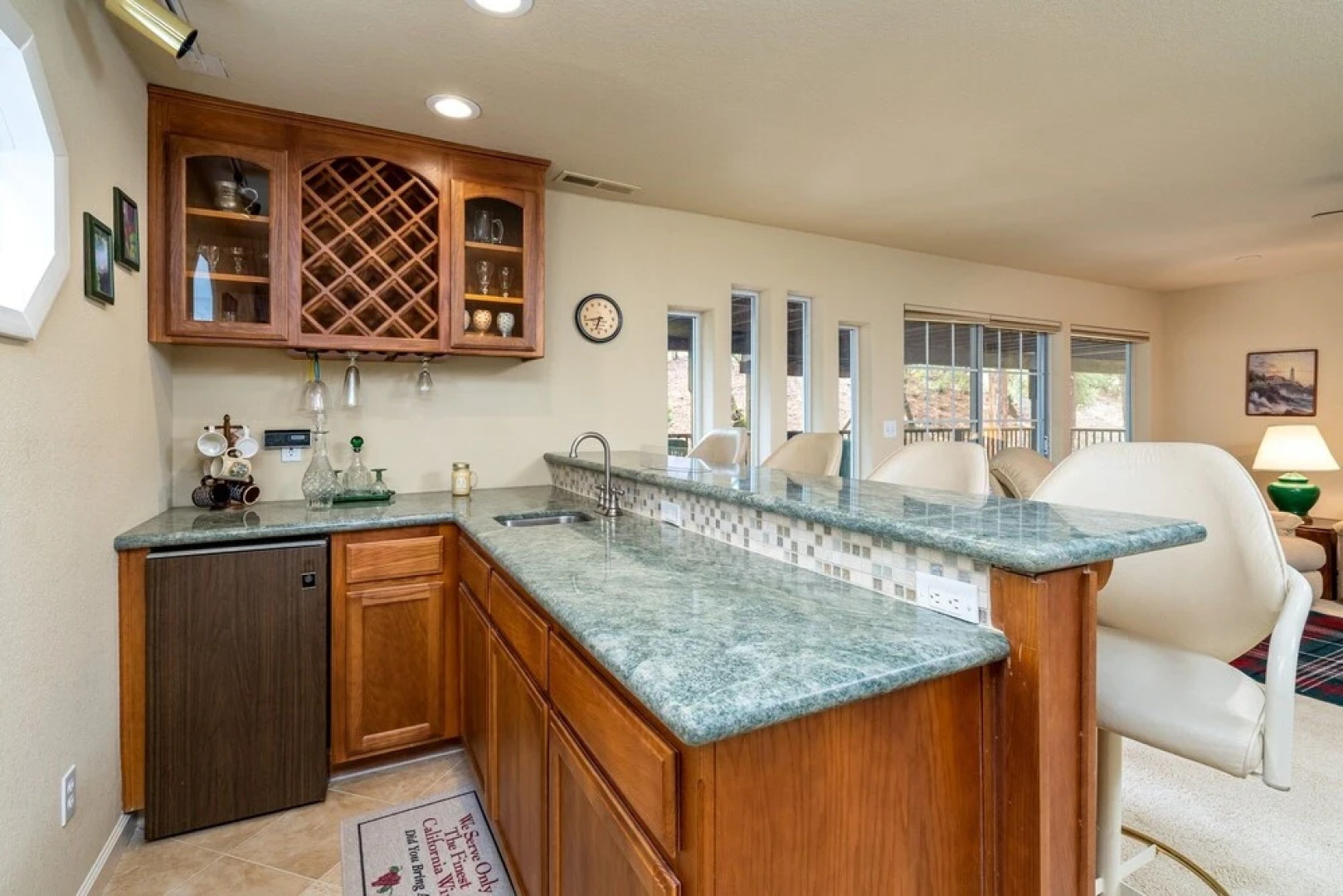 Happy Trails - Updated Home with Cozy Sunroom by Yosemite Region Resorts