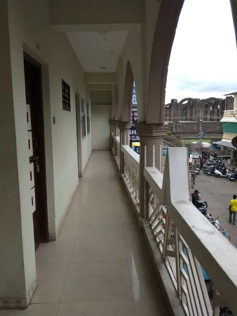 Iroomz Hotel Sagar Deluxe