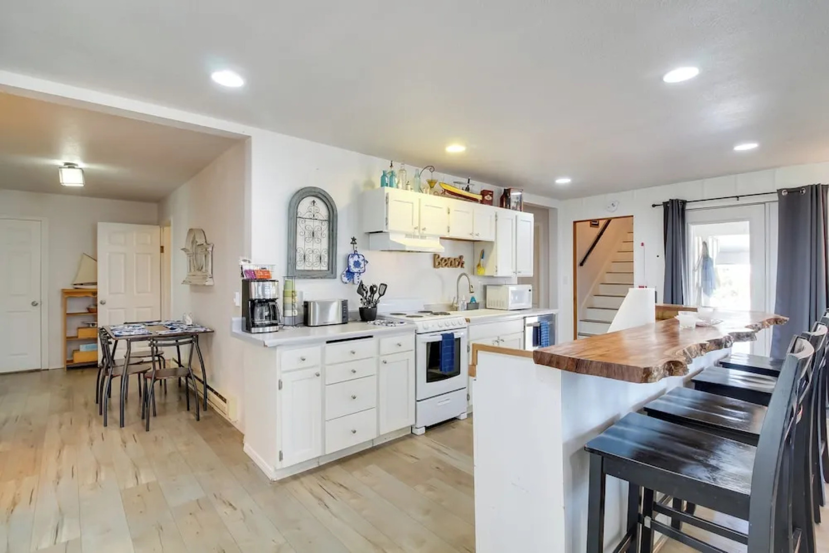 Bandon Home w/ Patio, Steps to South Jetty Park