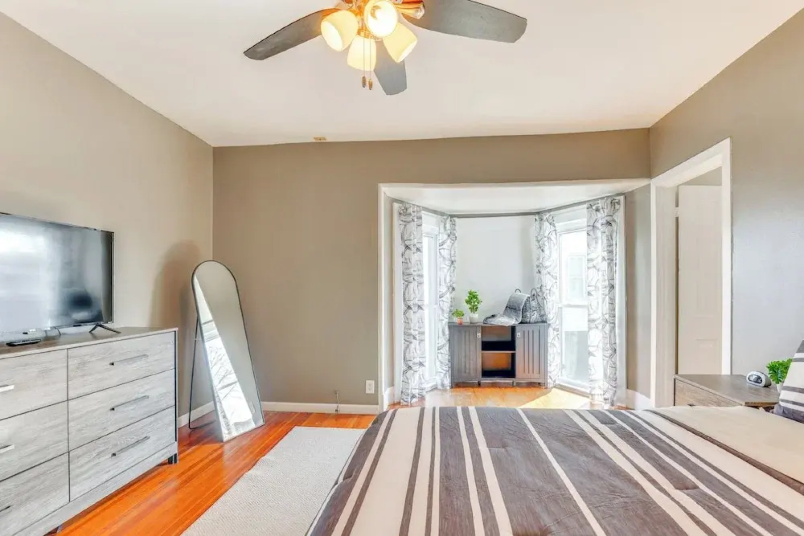 1 Block to Dtwn Seneca Falls: Apartment w/ Yard!