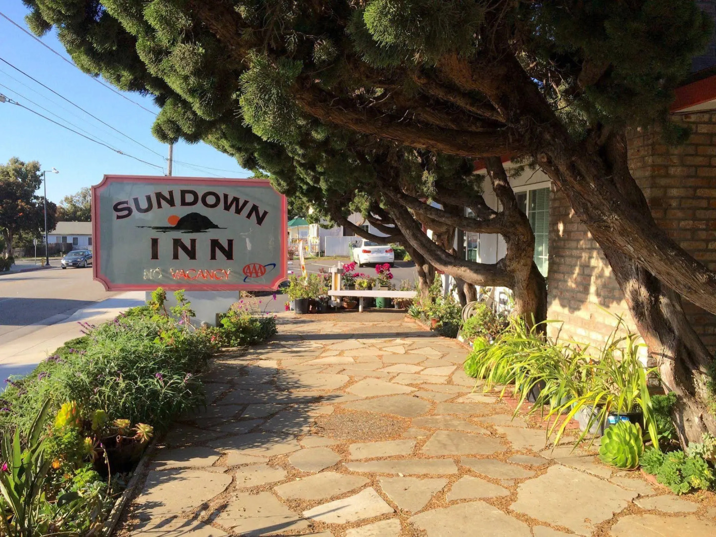 Sundown Inn