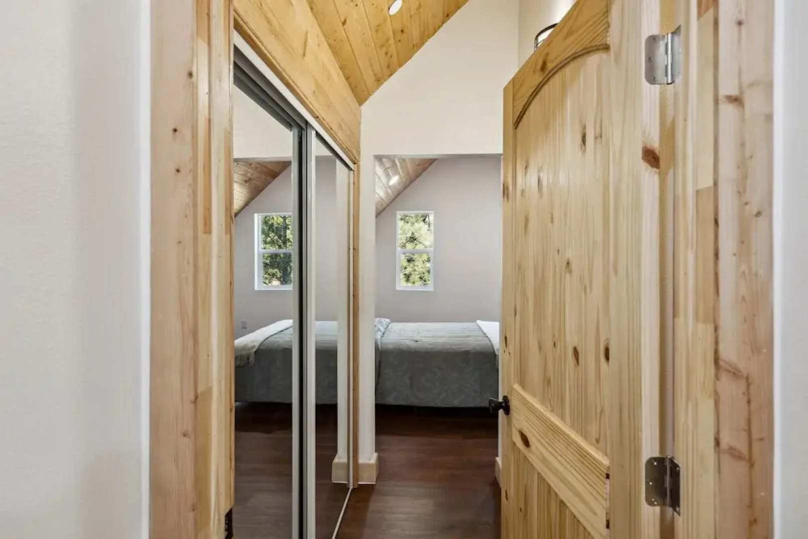 Tranquil Pine Mountain Retreat 3 Bedroom Cabin by RedAwning