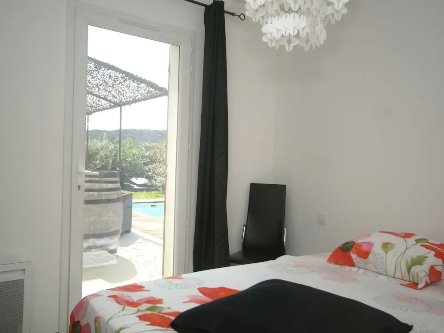 Modern holiday home with private swimming pool, air conditioning and enclosed garden