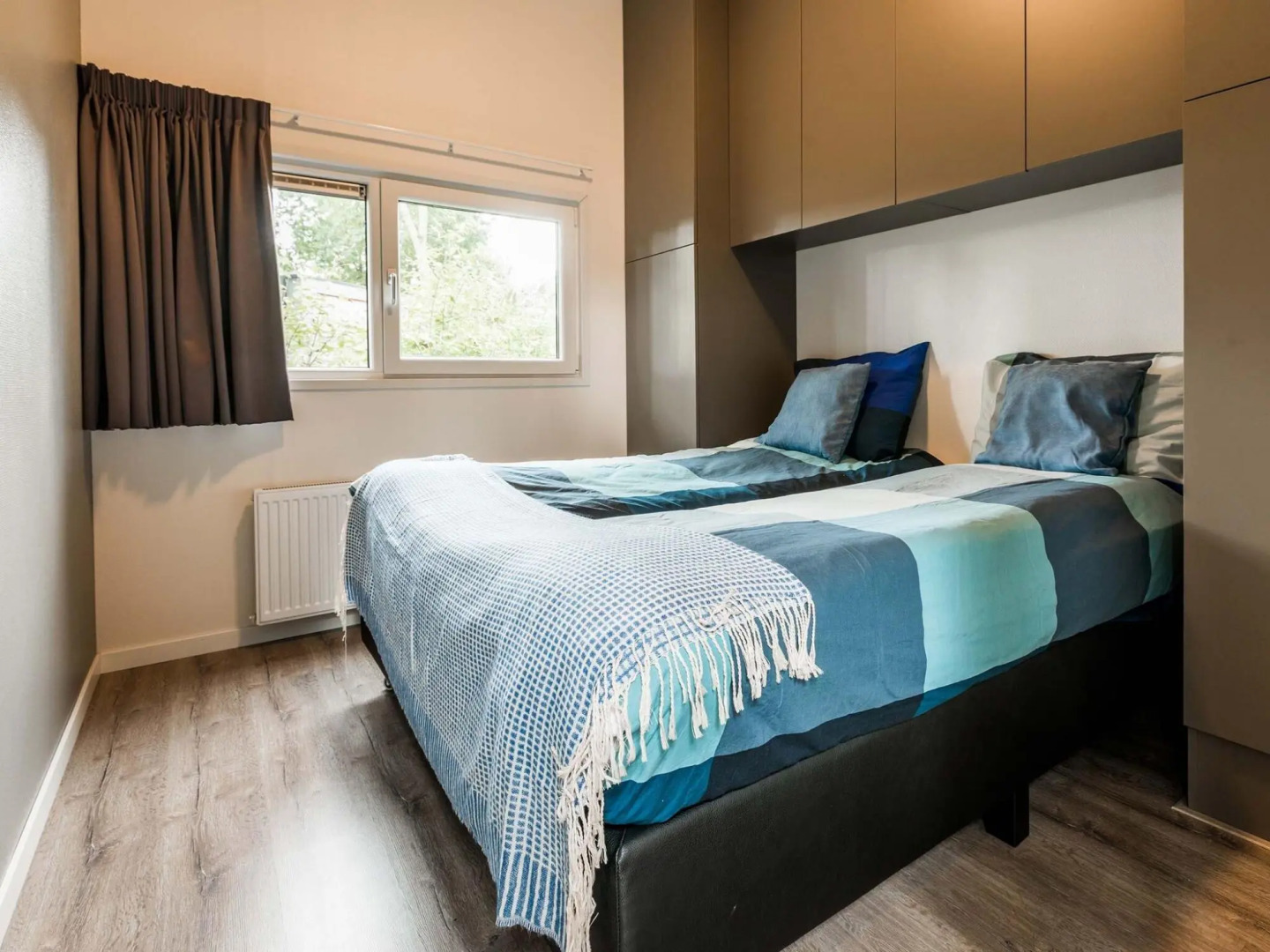 Modern chalet with outdoor sauna and spa, in a holiday park, near the Veluwe