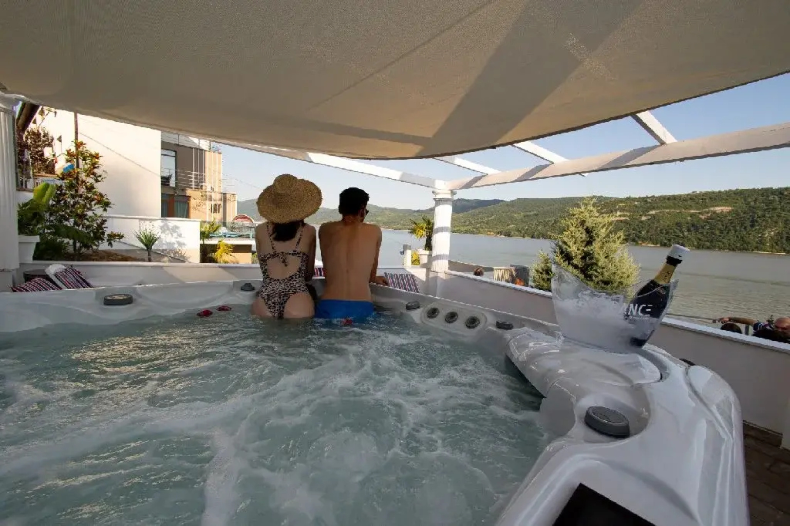 . RIVIERA 990 - Camere de Inchiriat