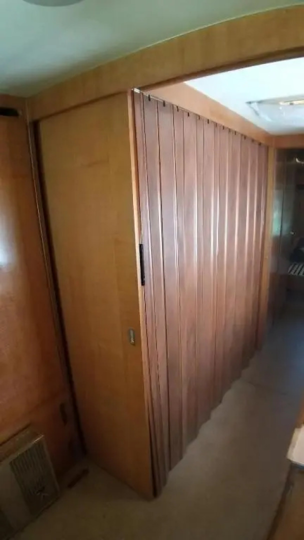 Geräumiger Wohnwagen unter Bäumen neben Mur-Stausee