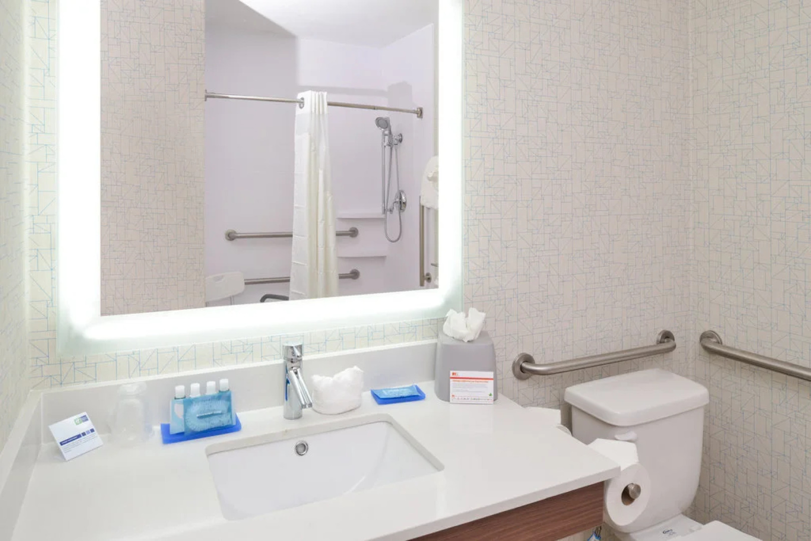 Holiday Inn Express & Suites Omaha - 120th and Maple by IHG