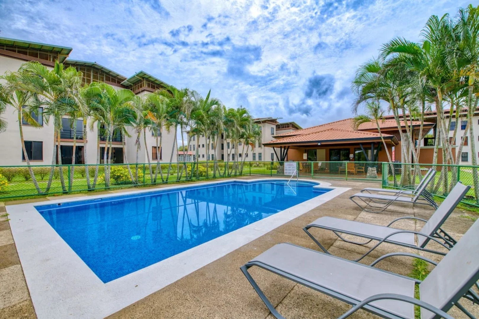 Golden Getaway Apartments