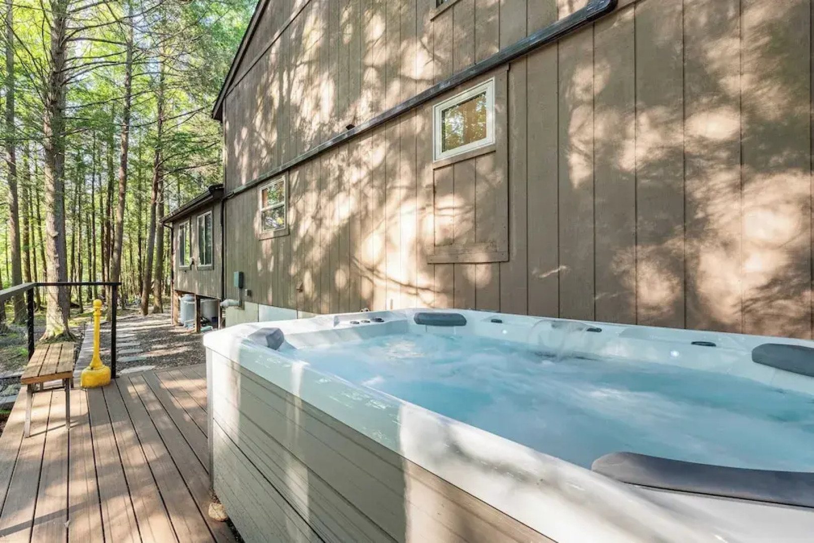 Lakeshore Oasis by Avantstay Private Beach, Views, Hot Tub, Volleyball