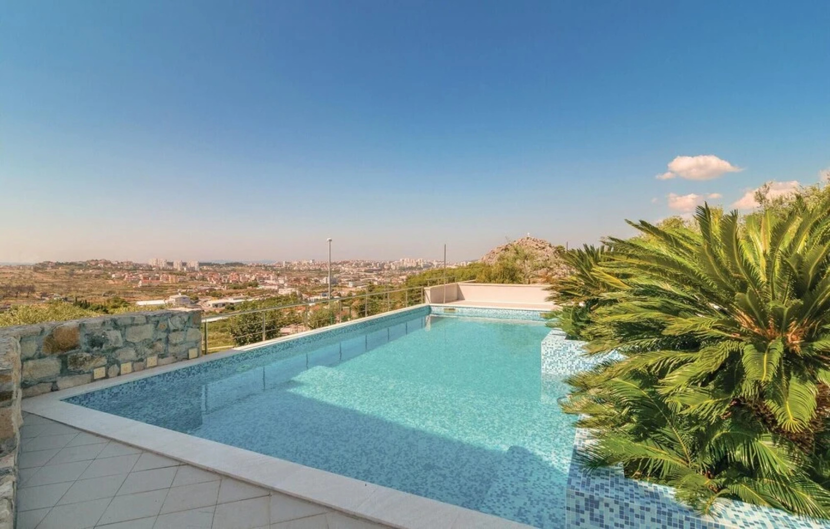 Beautiful Home in Mravince With Wifi and 2 Bedrooms