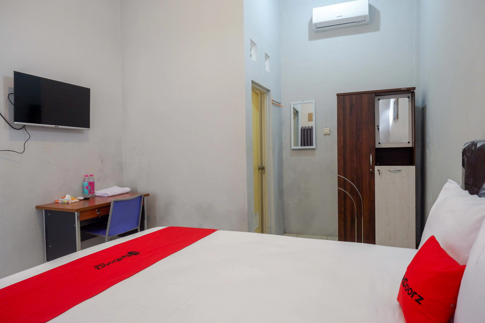 RedDoorz near Patung Kuda Solo Baru