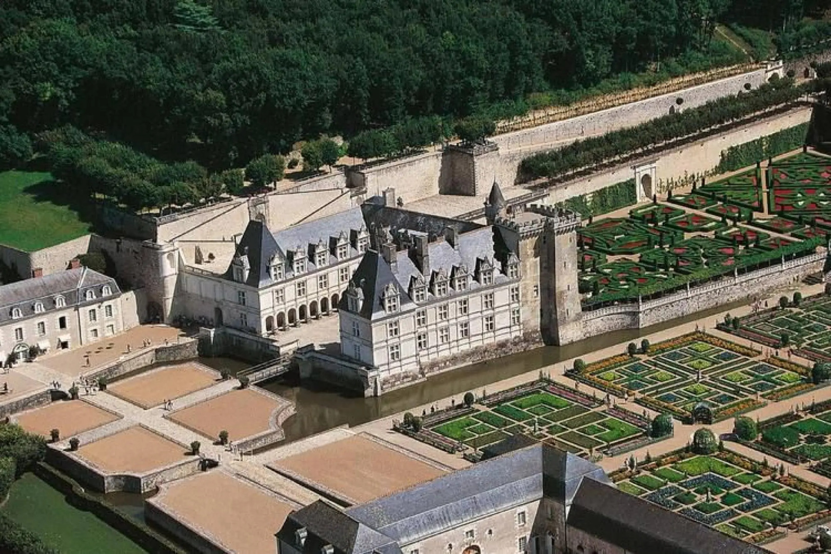 Apartment with balcony or terrace in the wooded Loire Valley