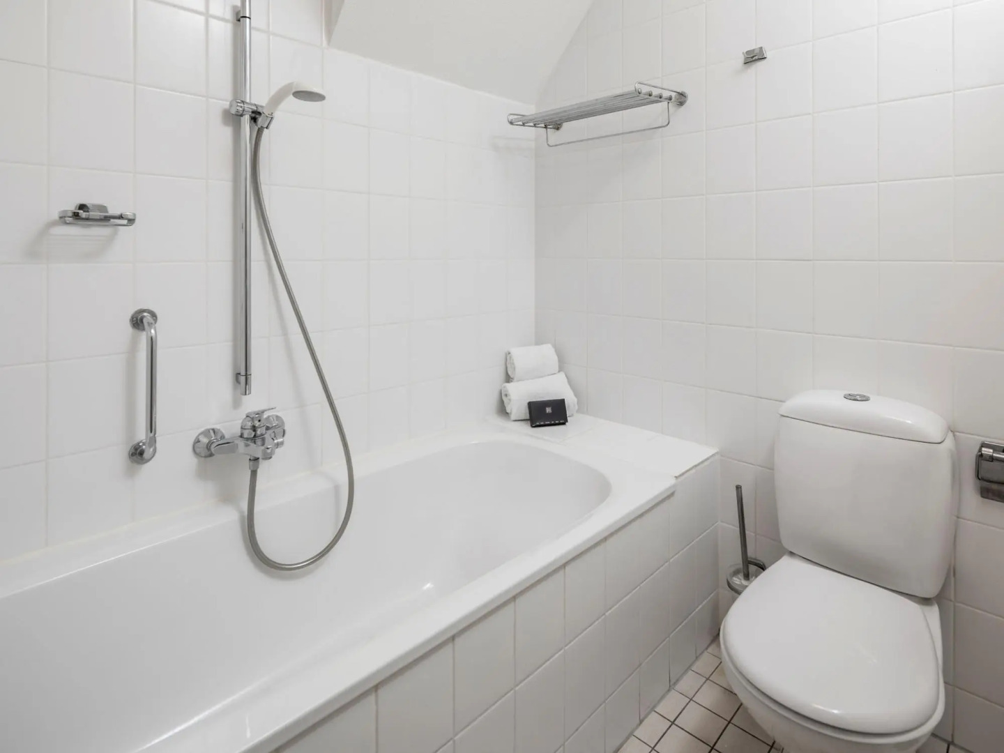 Restyled Bungalow With 2 Bathrooms, Near the Beach