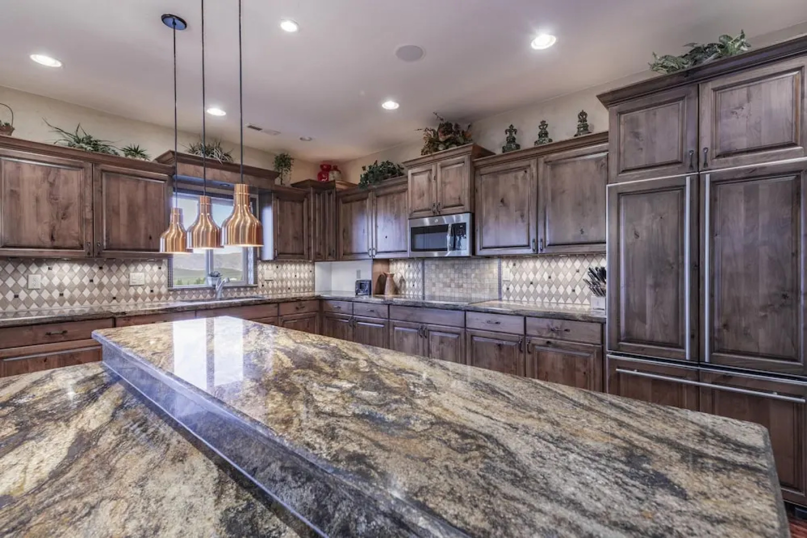 Golf Course Home, Sleeps 30, Private Hot Tub, Access to Ideal Beach, Amazing Views and Space!