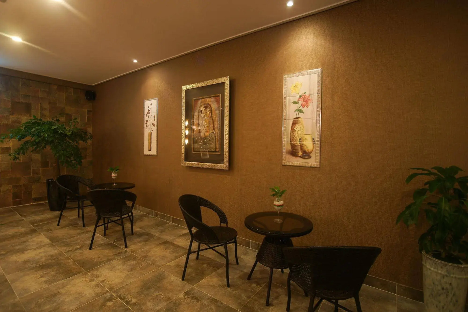 Orange Tree Hotel & Cafe