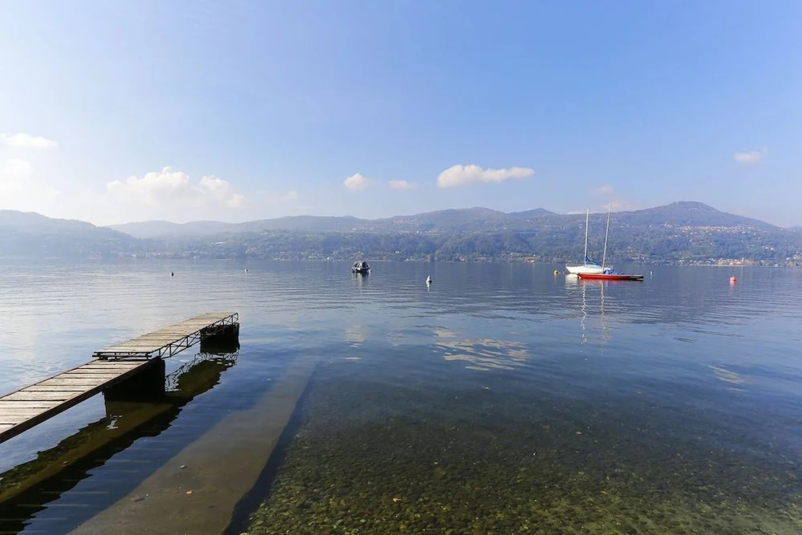 Contemporary Lakeside Villa Enjoying Direct Lake Access, Wifi, BBQ, Near Restaurant and Shop