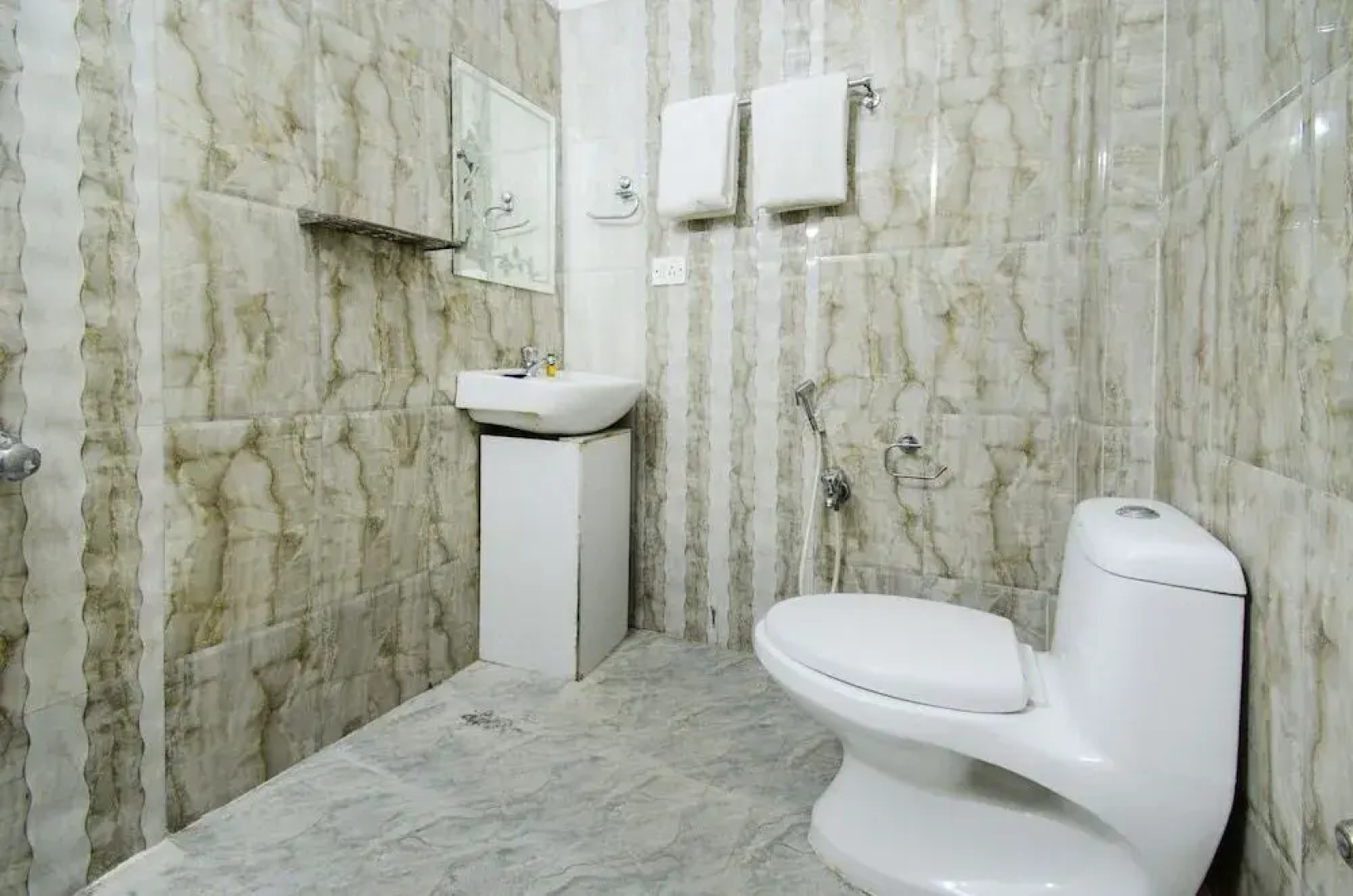 FabExpress Emirates Suites