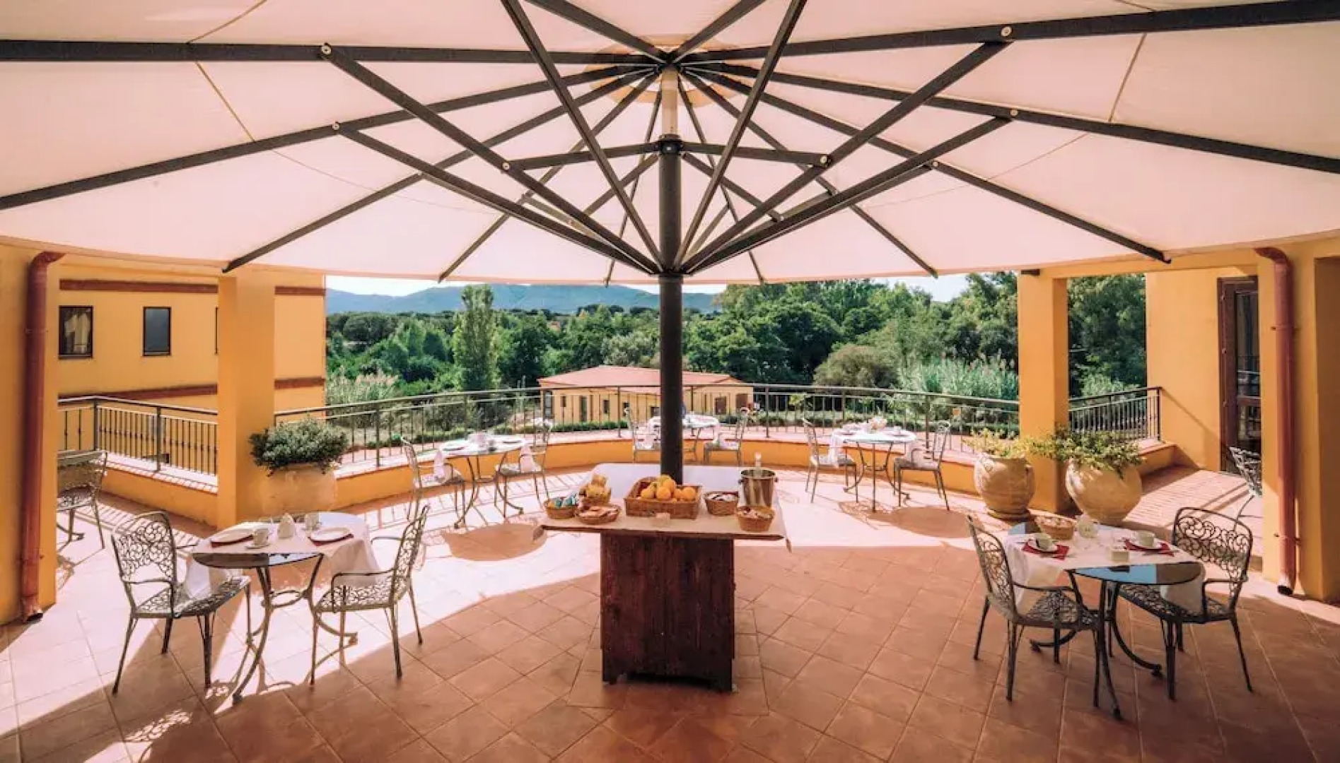 Hotel with swimming pool in Arbus