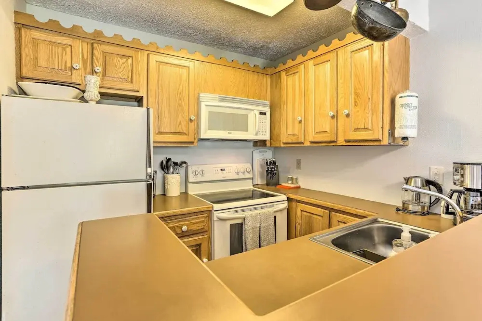 Deck & On-site Fishing Pond: Lake Harmony Home!