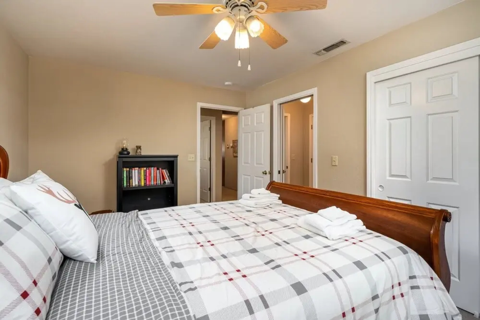 Wolf Den - Check out the Beach, Country Club, Golf Course Enjoy the Wifi, Central Heat and Air Conditioning. Near Yosemite by Redawning