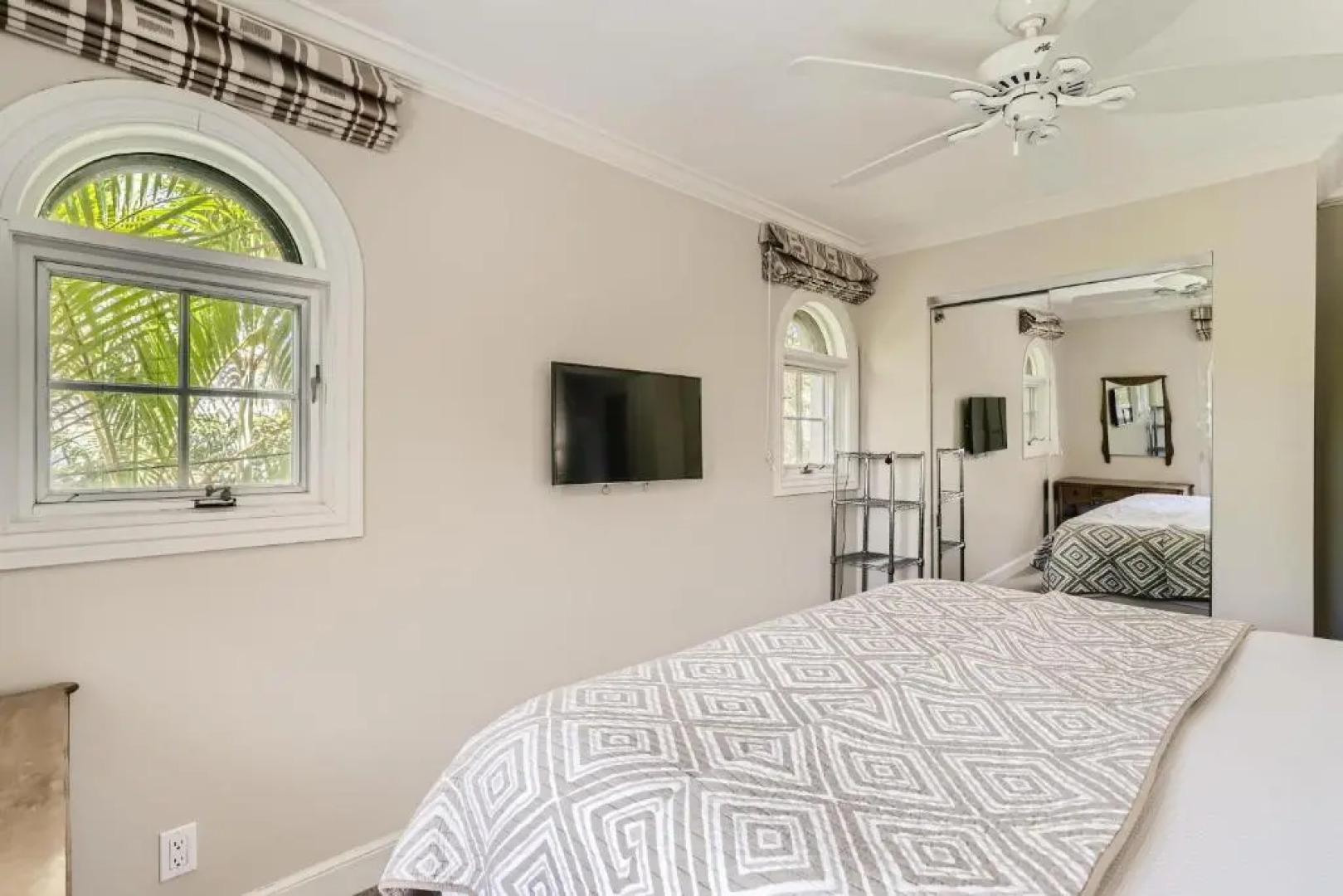 Bibi's Guesthouse 2 Bed/ 2 Bath Pool House 2 Bedroom Home by Redawning