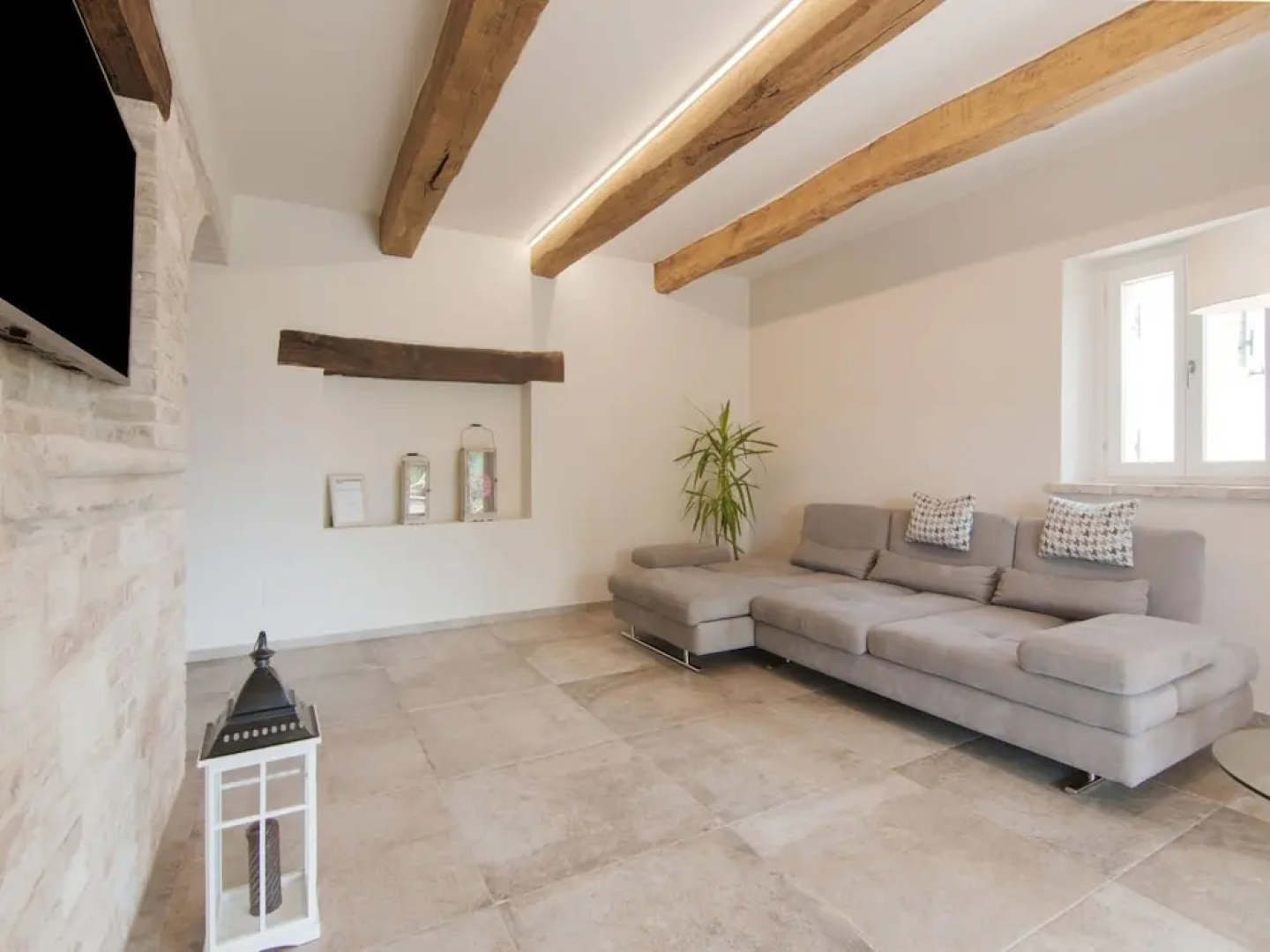 Chic Villa in Acqualagna with Hot Tub in Pool & Private Garden