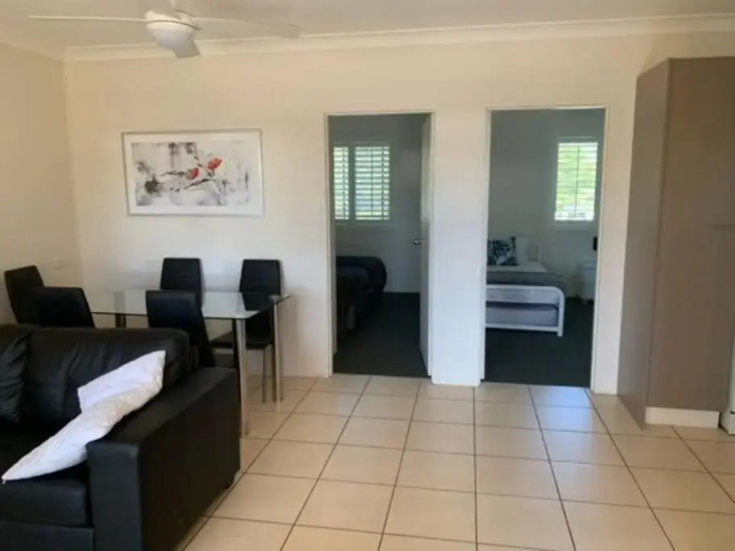 Sunny, 2-bedroom apartment with pool, 200m from Caseys beach