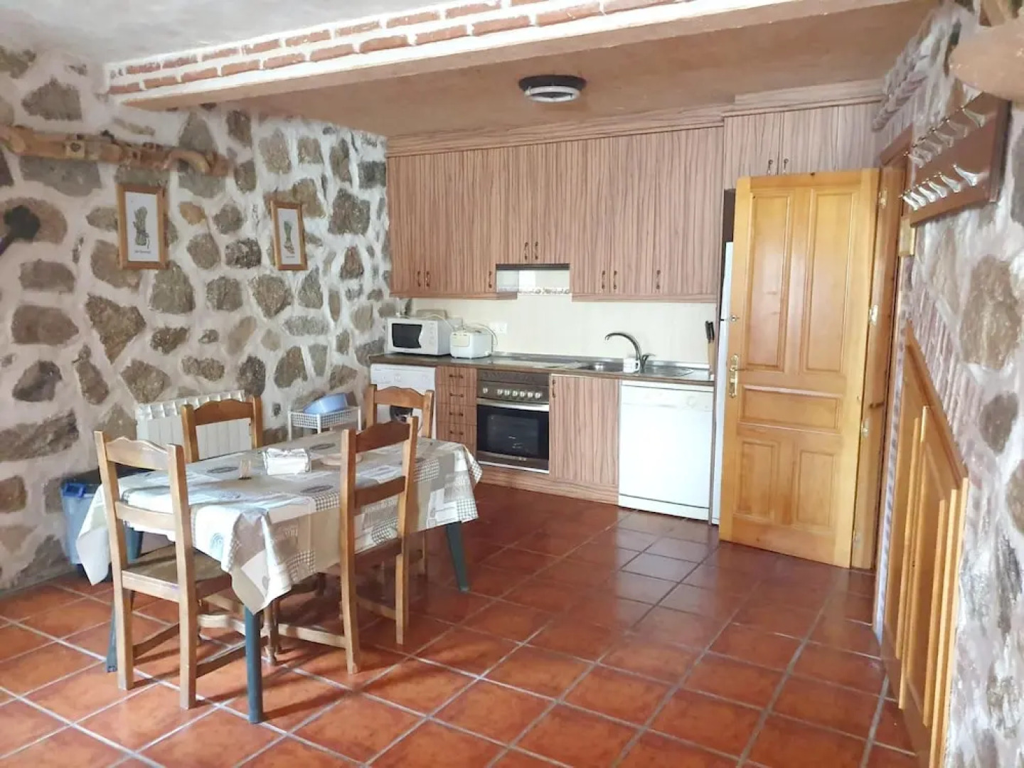 House With 5 Bedrooms in Navaluenga, With Furnished Terrace