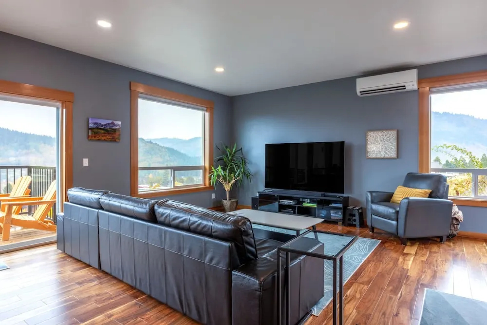 Spring Haus 2 Bedroom Home by RedAwning