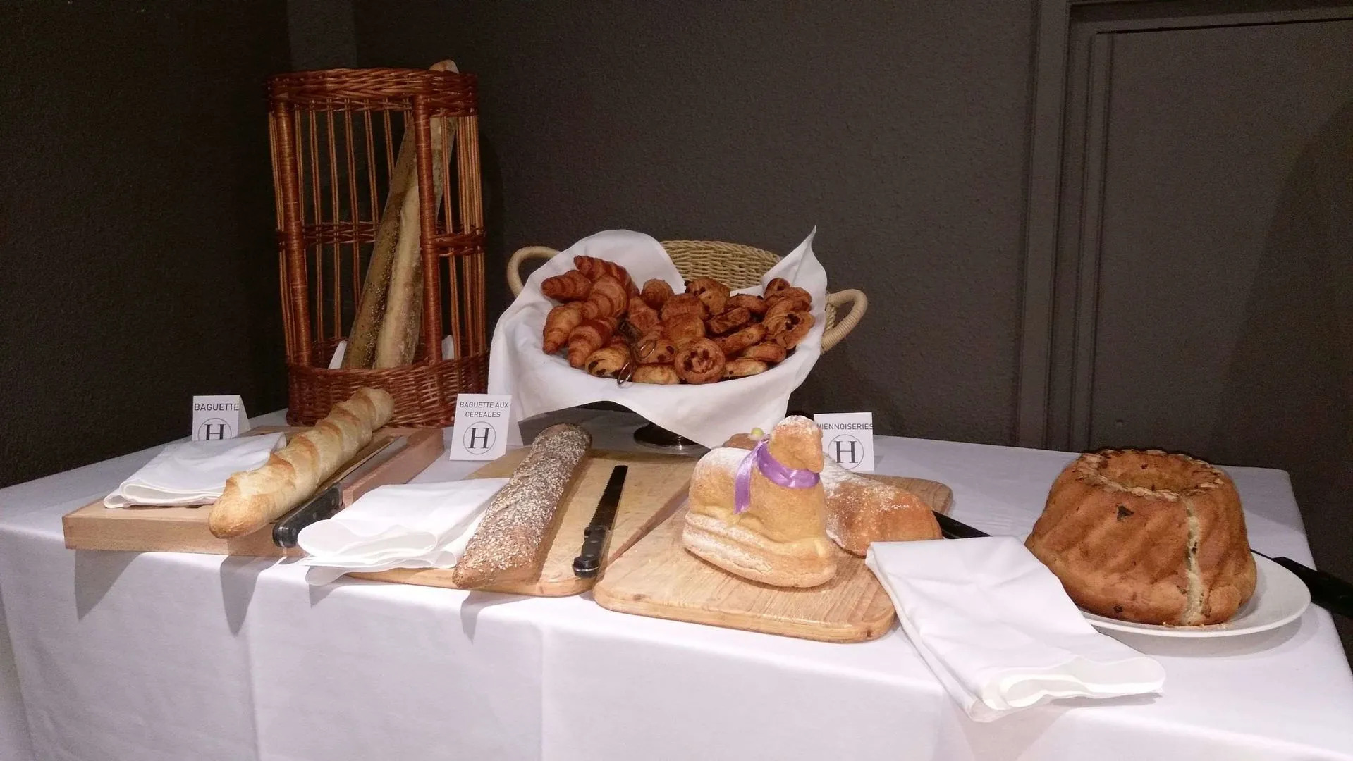 LE H - Hôtel & Restaurant