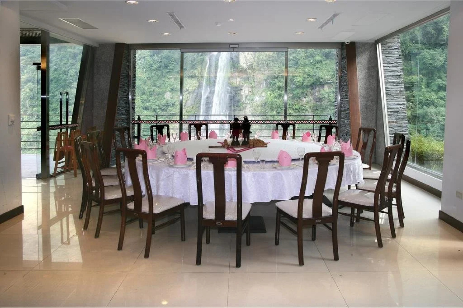 Naluwan Spring Resort Hotel