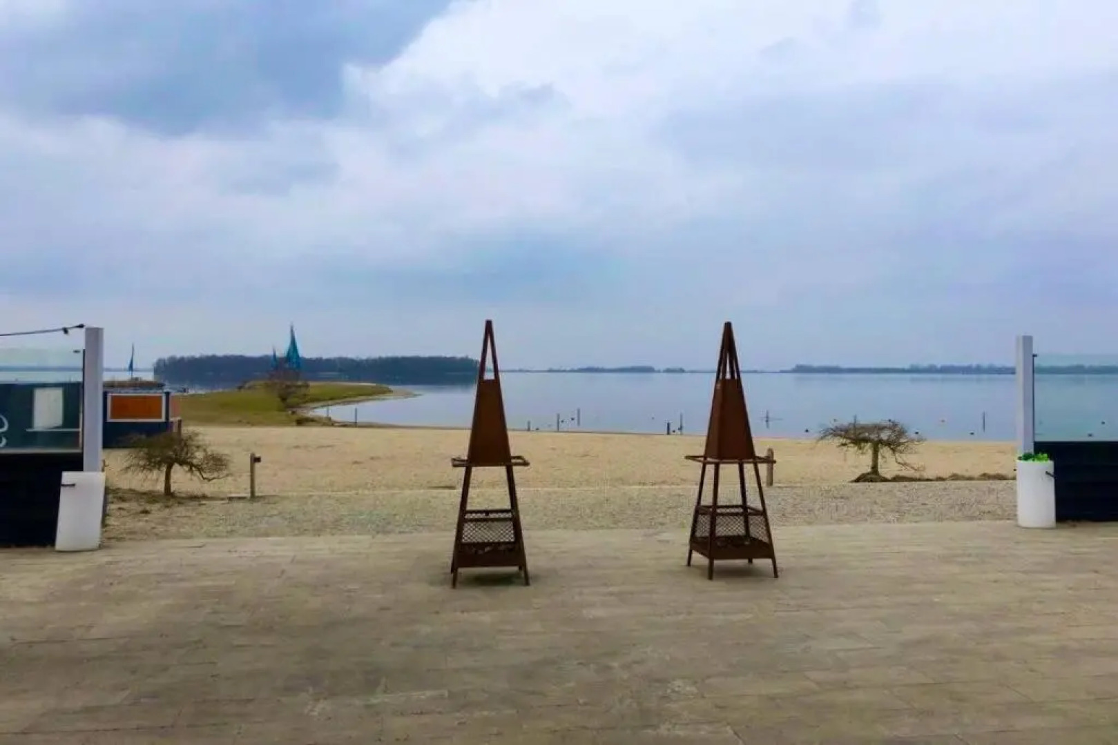 Beach Chalet Bad Hoophuizen VU43