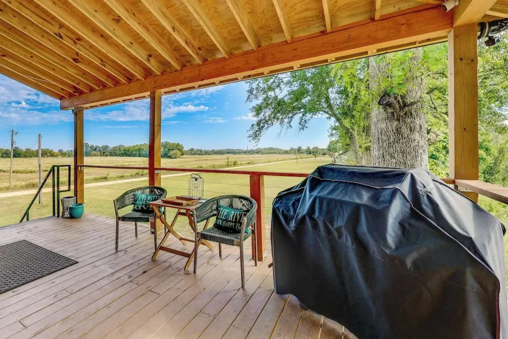 Modern, Riverfront Family House w/ Balcony & Grill