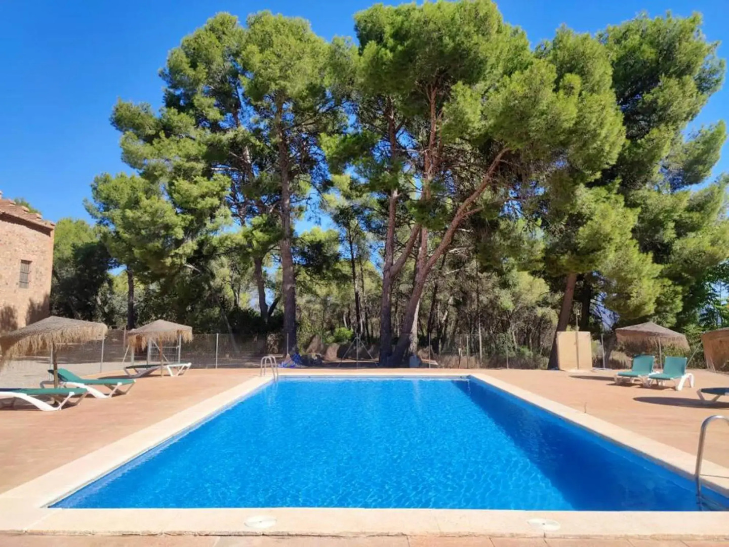 Masía de San Juan Casas Rurales con piscina y vistas a la montaña