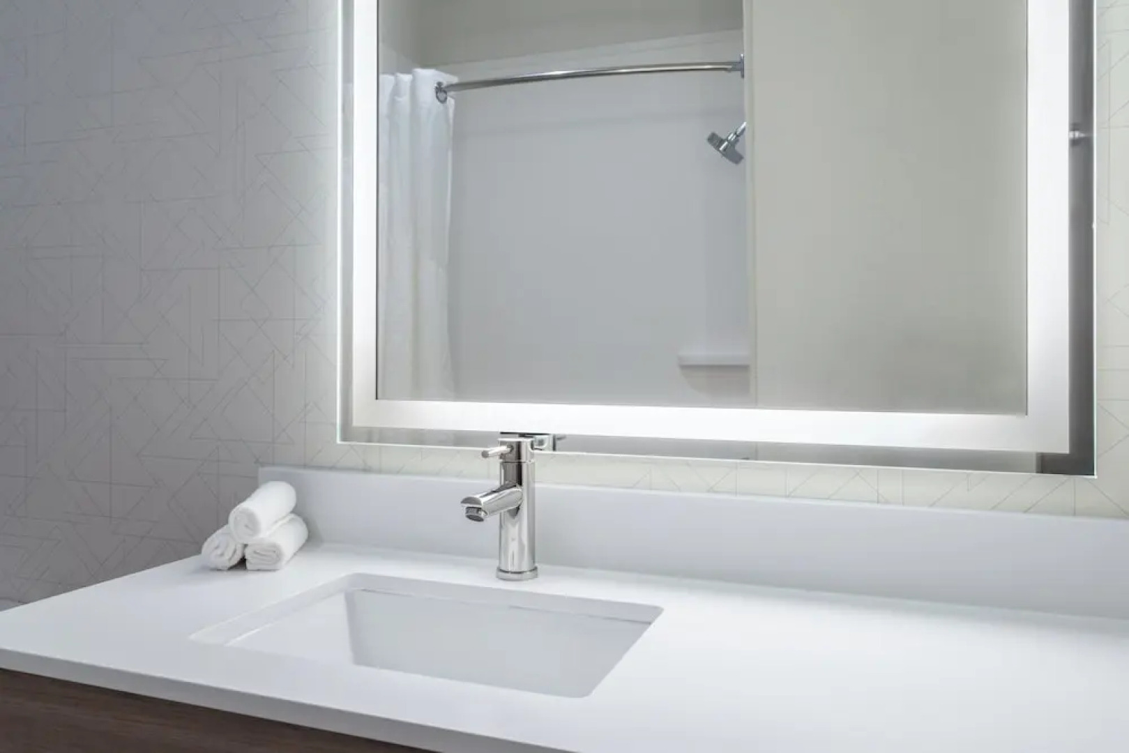 Quality Inn & Suites(.)