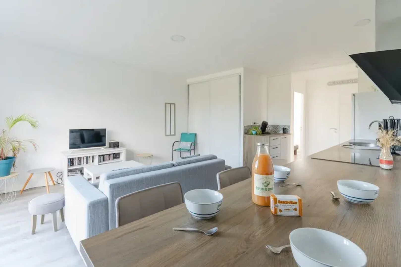 Nice 2-room Apartment With sea View Near the Beach