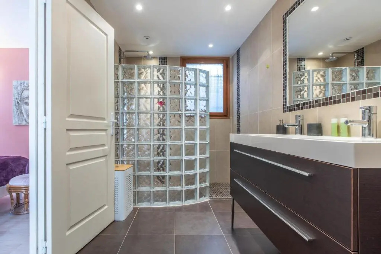 Quiet large 3-bedroom apartment with terrace, garden & incredible Mountain view