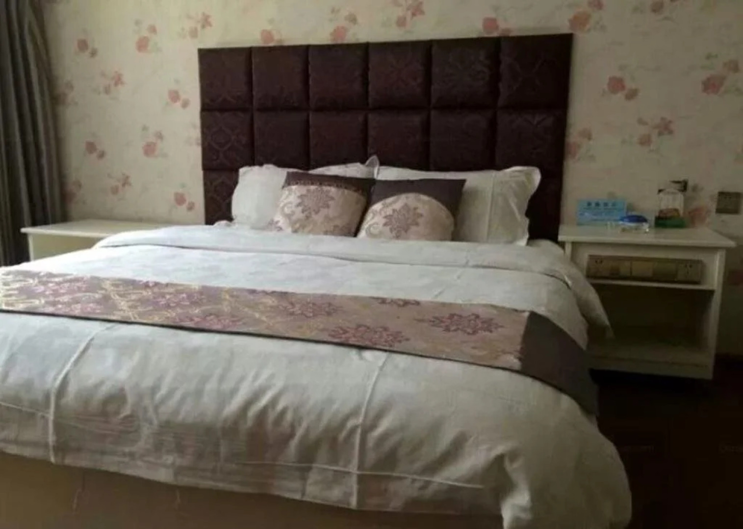 Qujing Ruixin Business Hotel