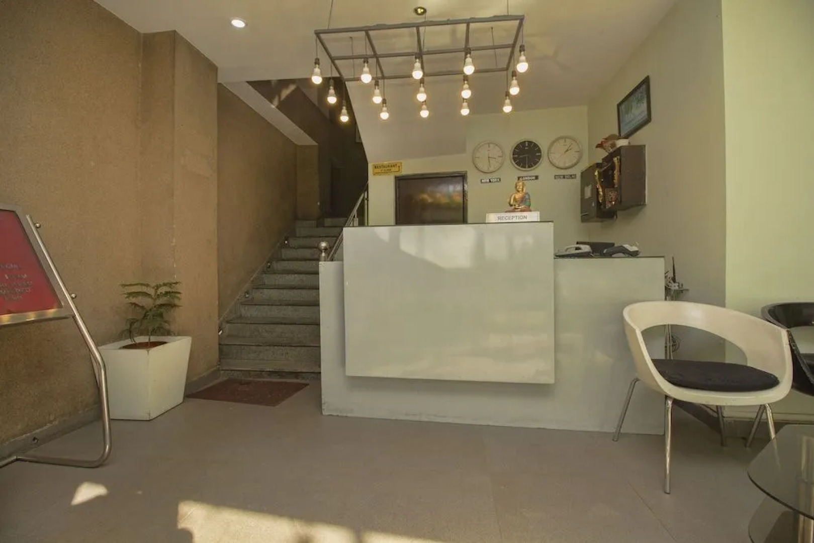 OYO 28171 Kava Suites