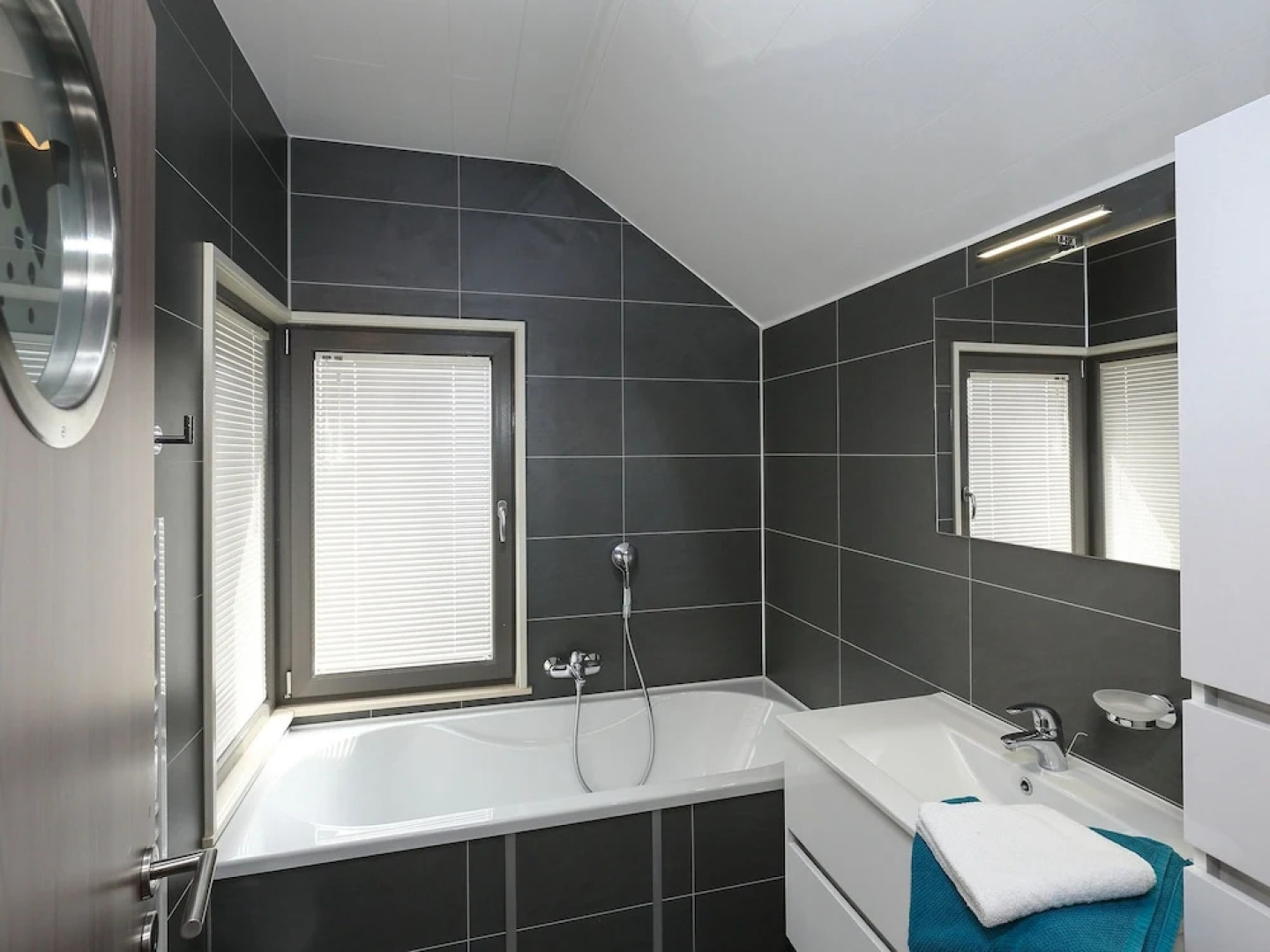 Comfortable Villa With Stove, Located in a Lake Area