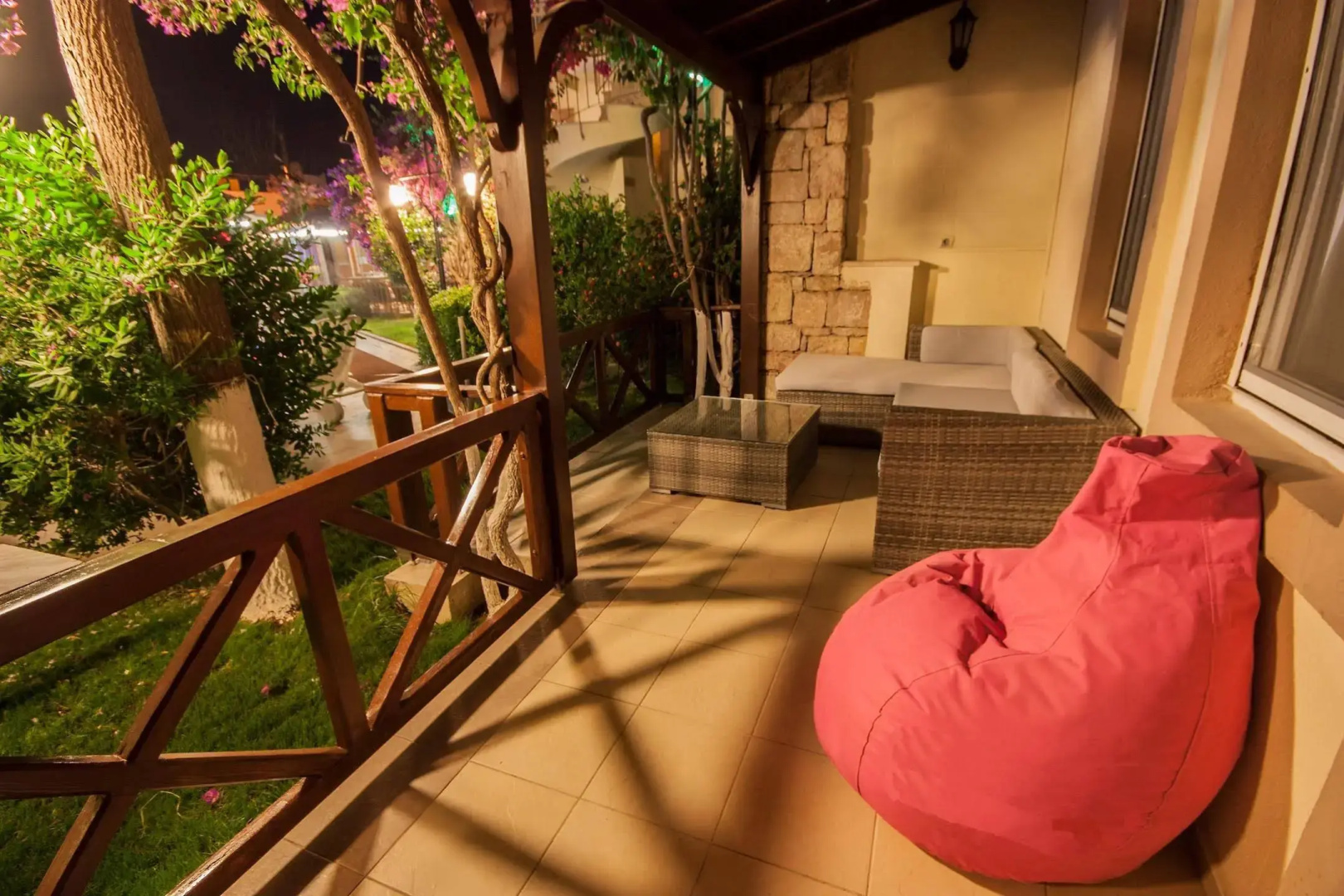 Moonshine Hotel & Suites