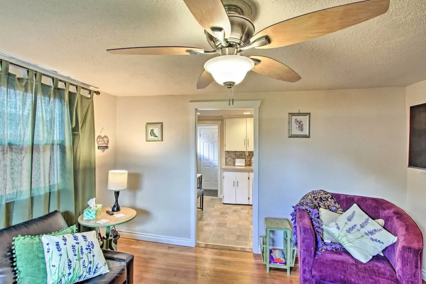 Lovely Tacoma Cottage w/ Fire Pit, Near Dtwn!