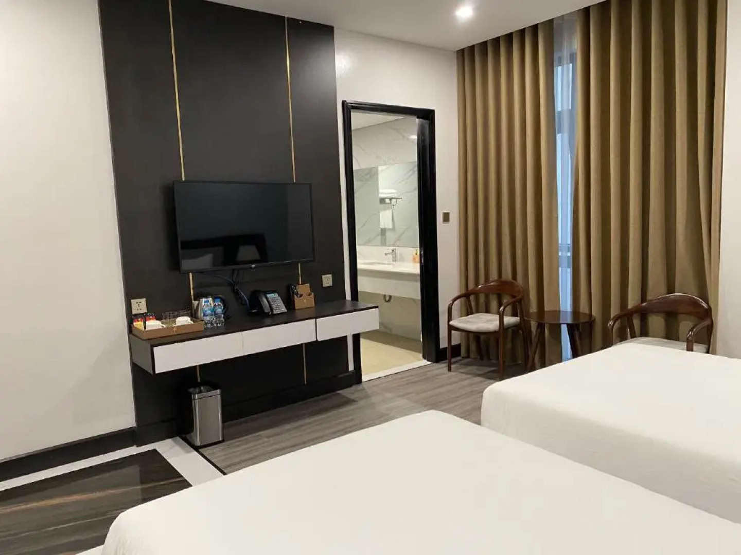 Diamond Hotel Van Đon