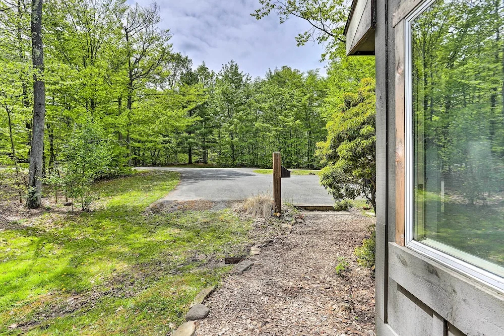 Deck & On-site Fishing Pond: Lake Harmony Home!