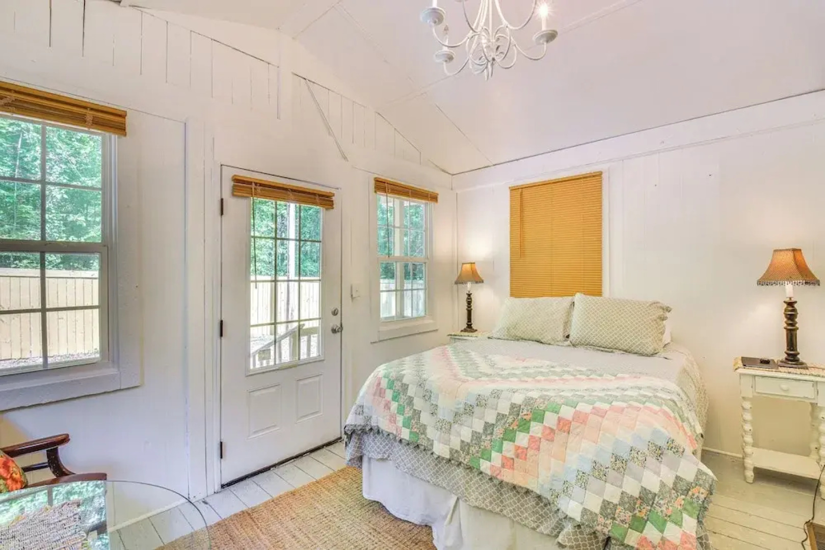 Pet-friendly Lavonia Cabin, Walk to Lake Hartwell!