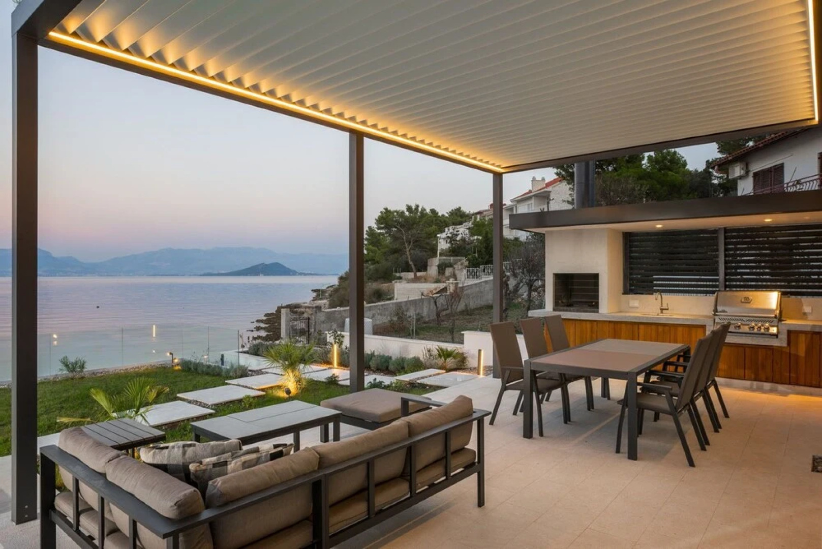 Beachfront Villa Grey Martini with Pool