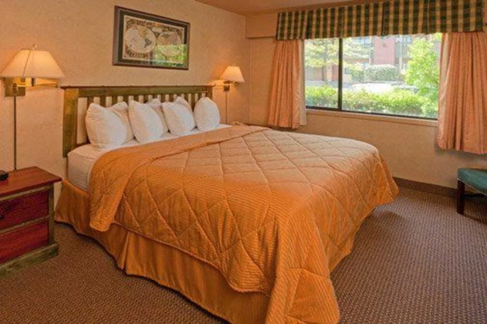 Econo Lodge Inn & Suites