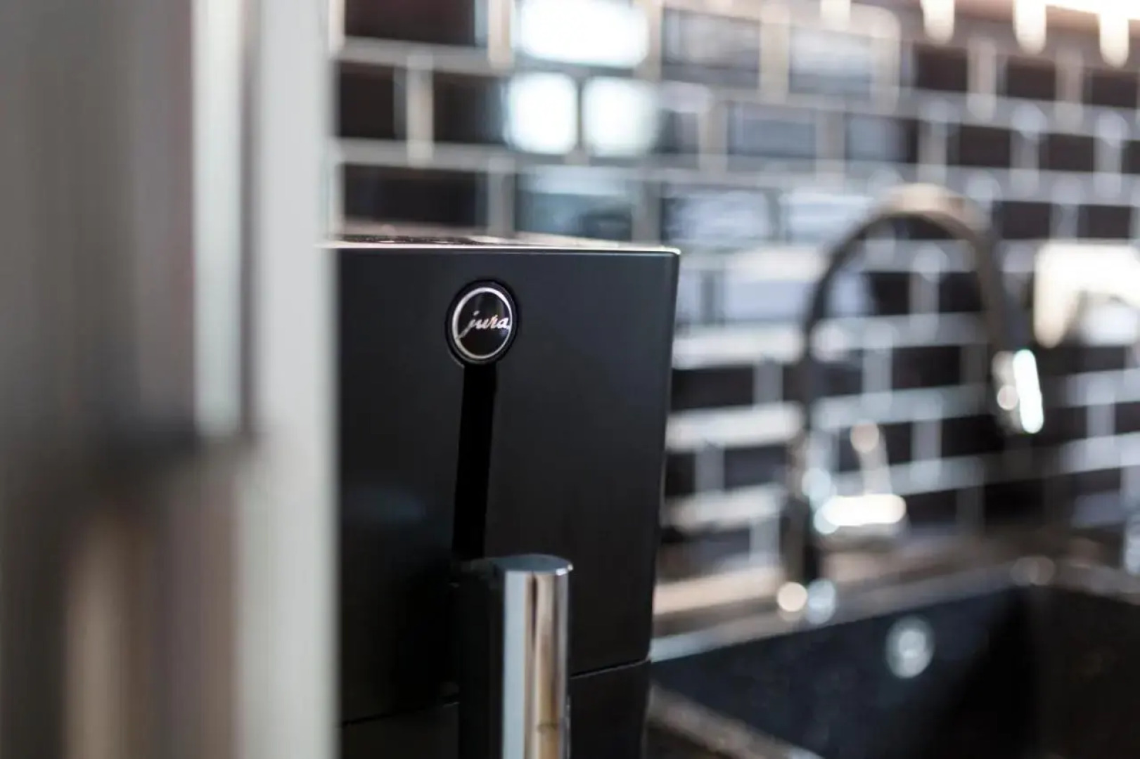 Spacious flat with courtyard and private parking!