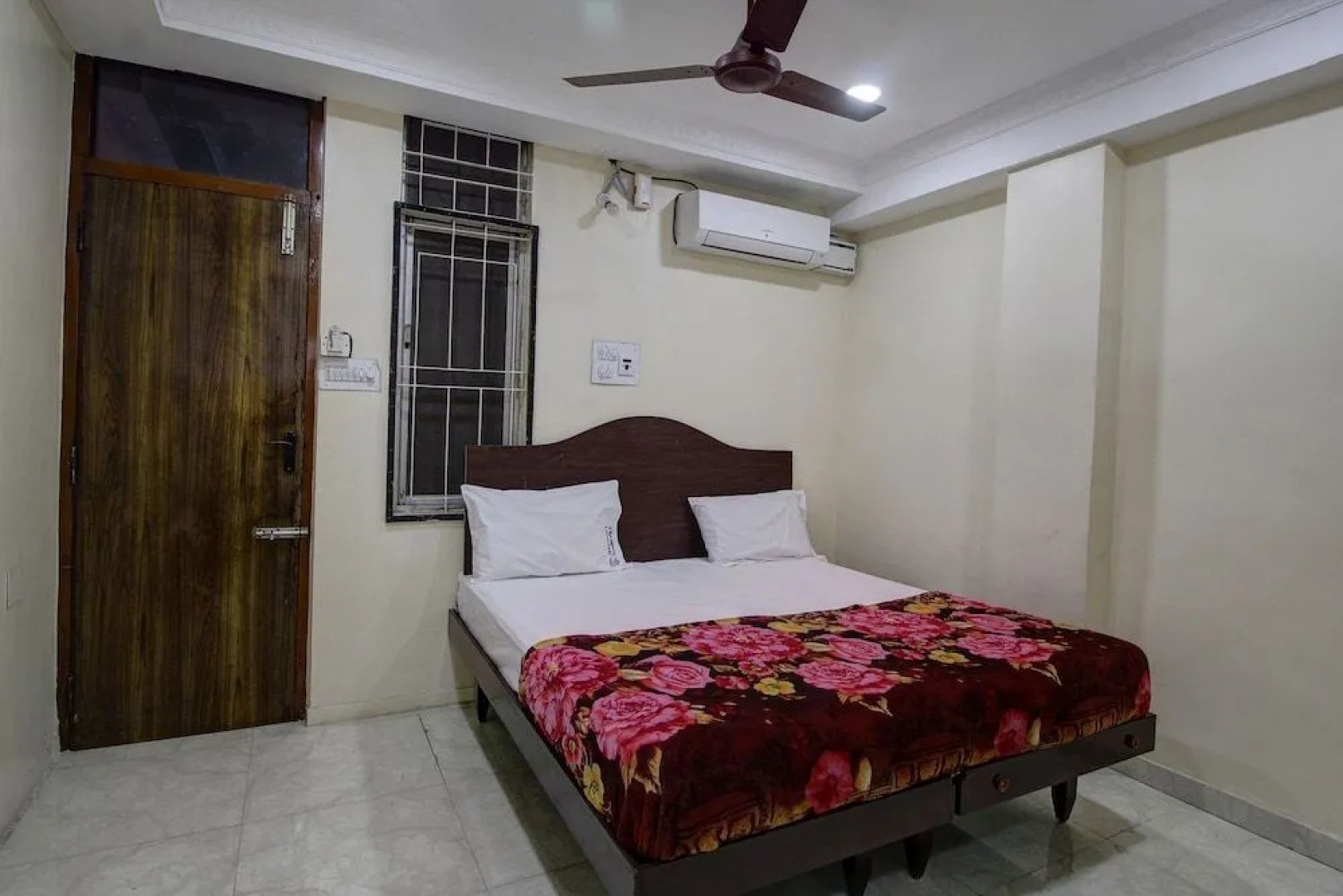 Spot On 45084 Hotel Navaratna Deluxe