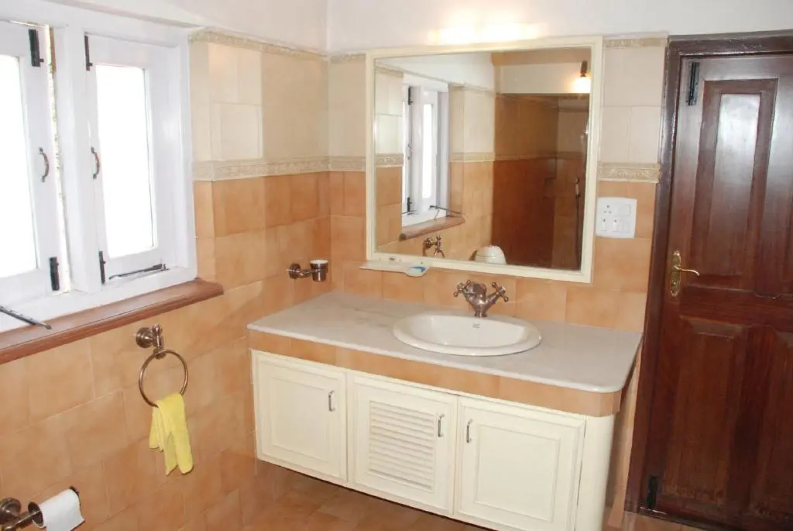 Colonial 4 B/R Home, Great for Families, Coonoor